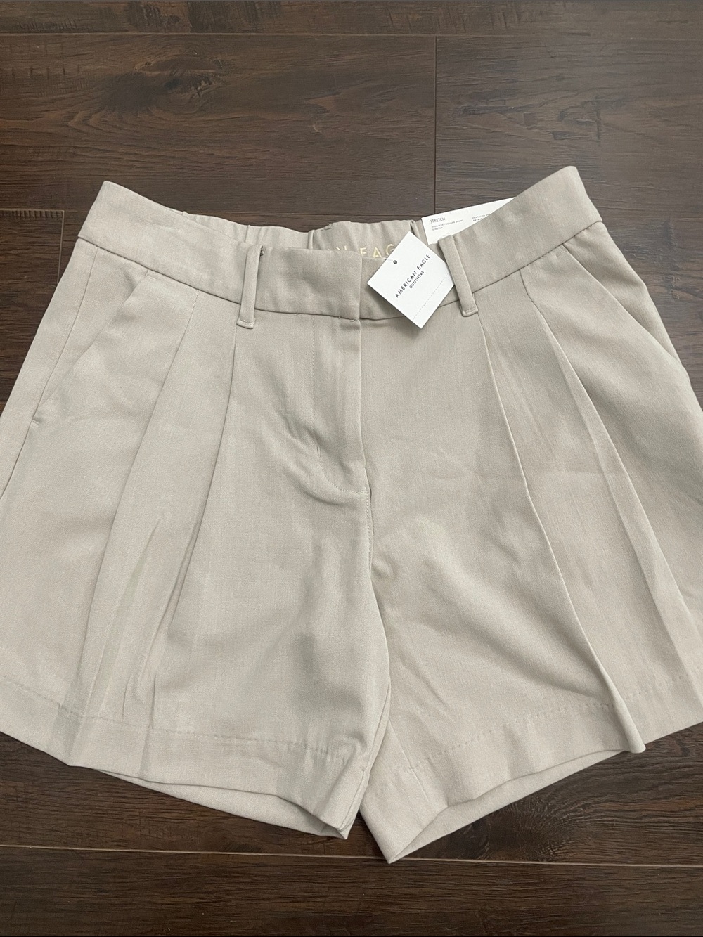 American Eagle High-Rise Pleated Women’s Shorts khakis size 4 NWT